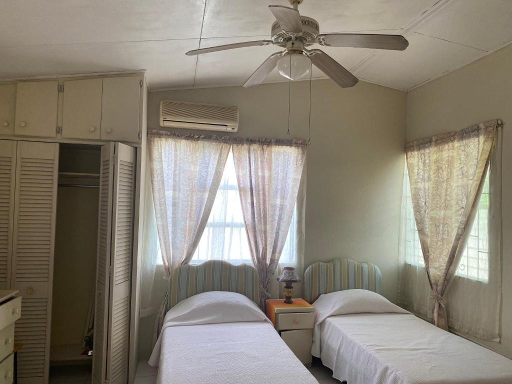 Studio or One bedroom West Coast Rentals by On Point Property - 双室