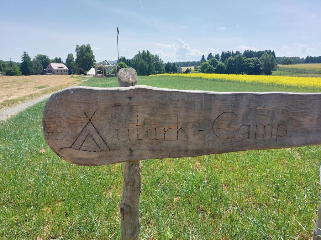 una señal que dice un campo de riego en un campo en Autark-Camp Gleis A., en Dürrhennersdorf