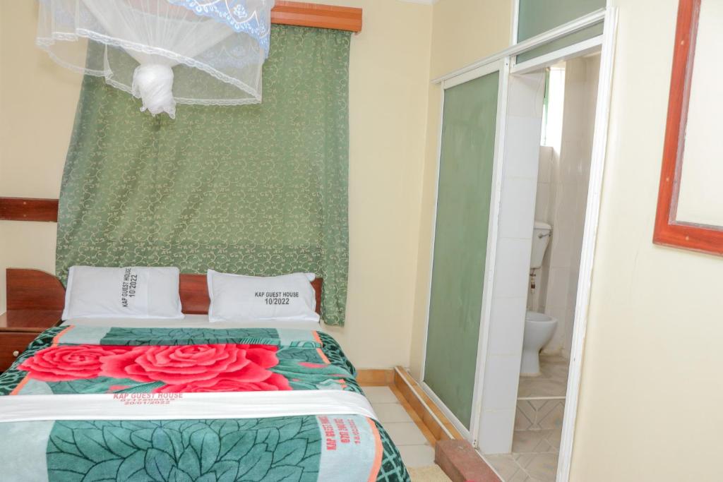Postel nebo postele na pokoji v ubytování KAP Guest House