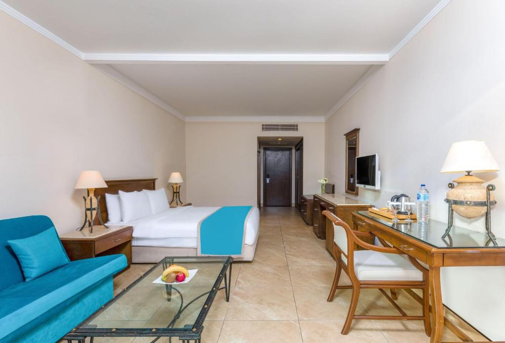 TV a/nebo společenská místnost v ubytování Labranda Mares Marmaris Hotel