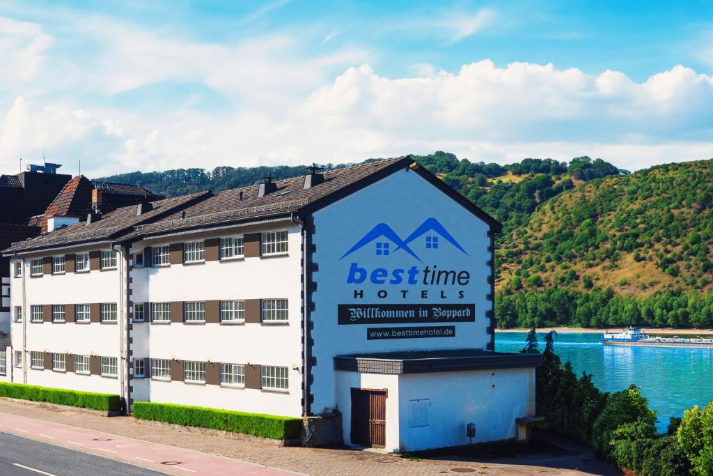 un hotel con una señal para el mejor momento en besttime Hotel Boppard en Boppard