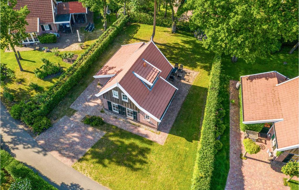 una vista aérea de una casa con techo en Buitengoed Het Lageveld - 108, en Hoge-Hexel