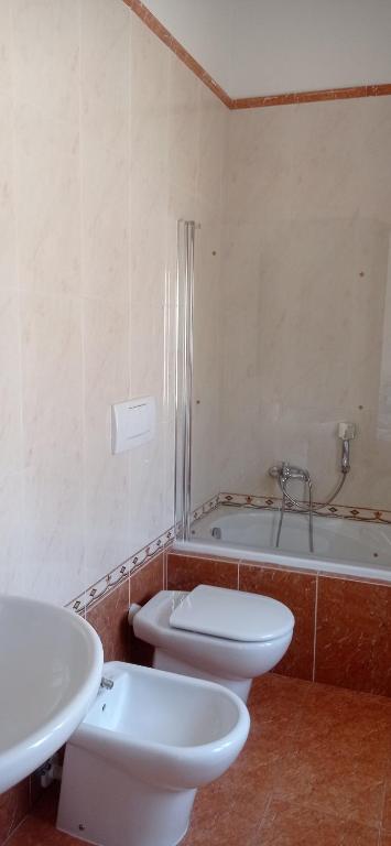 a bathroom with two toilets and a bath tub at Lovin Puglia Vacation in Bari