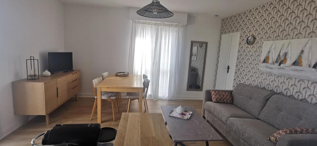 un salon avec un canapé et une table dans l'établissement Chez Brigitte,, à Pornichet