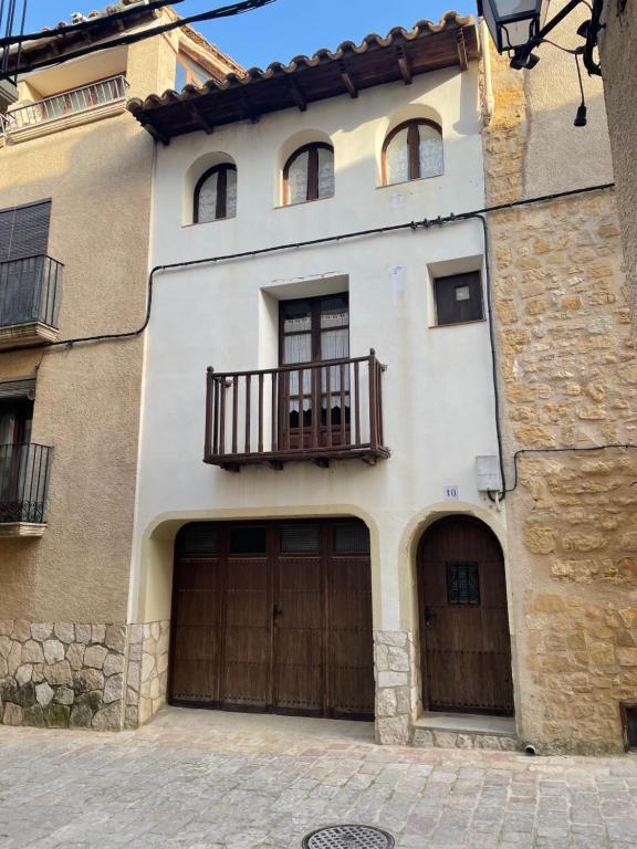 een gebouw met twee garagedeuren en een balkon bij Belmonte in Belmonte de Mezquín