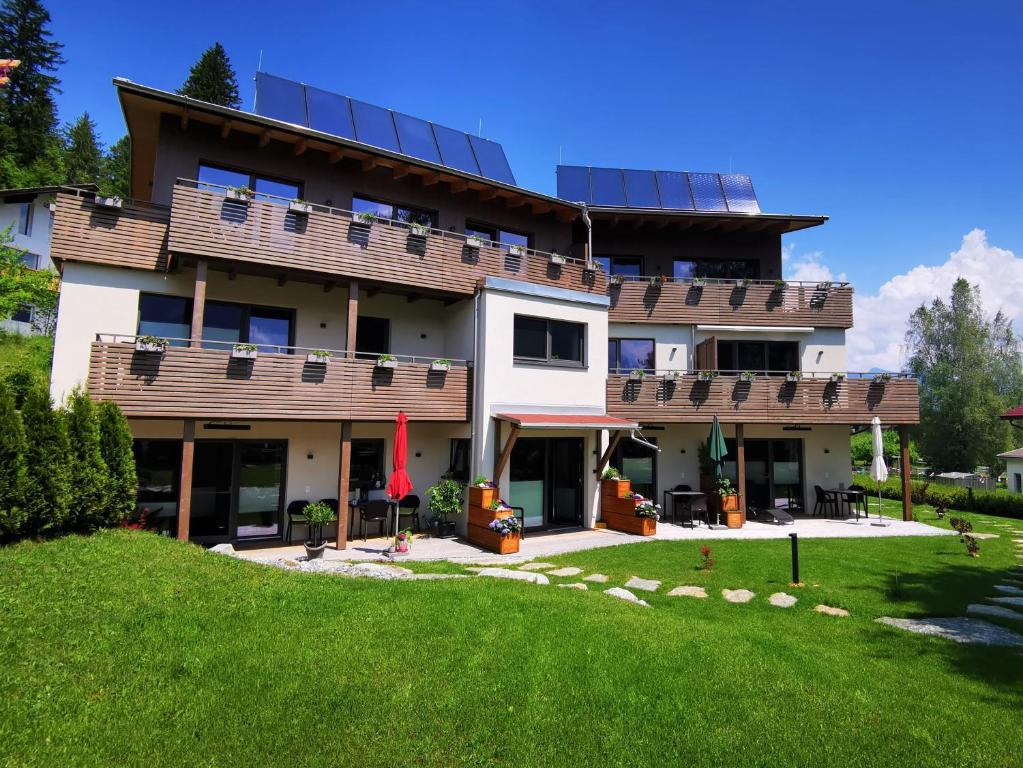 een huis met zonnepanelen op het dak bij Lechappart in Höfen