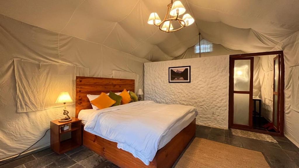 1 camera con letto in tenda di The Cliff Resort Pokhara Kushma a Kusma