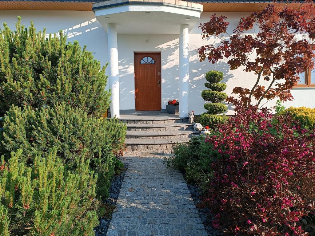 una puerta delantera de una casa con una pasarela de ladrillo en Pokoje gościnne Weronika en Puck