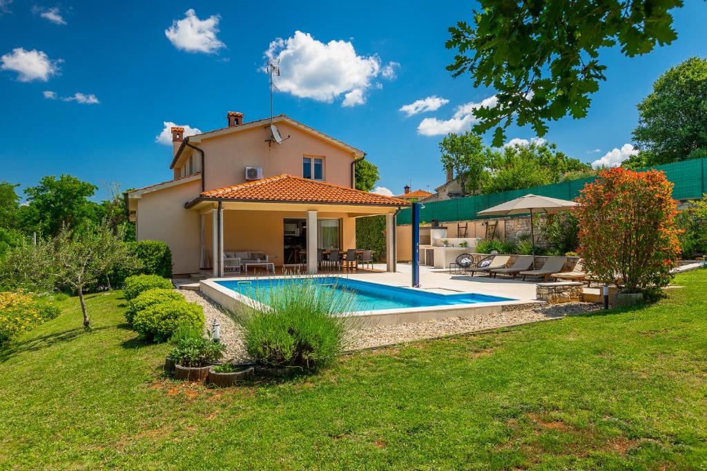 una casa con piscina en un patio en Villa Nona Nina en Poreč