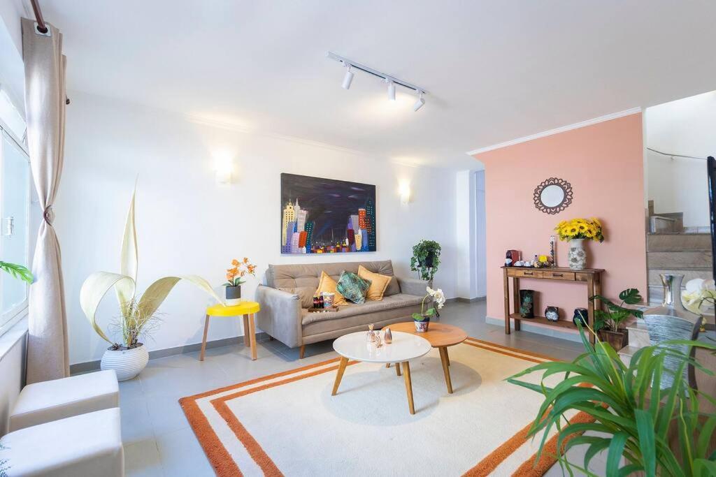 a living room with a couch and a table at Casa aconchegante com 4 quartos na Vila Madalena in Sao Paulo