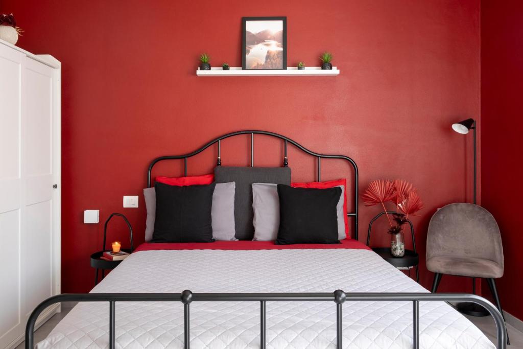 1 dormitorio rojo con 1 cama con paredes rojas en Le Case di Sonia TRE GEMME RUBINO Fucecchio, en Fucecchio