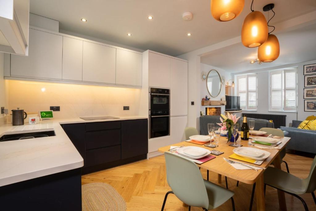 cocina y sala de estar con mesa, cocina y comedor en Modern Home in Windermere by LetMeStay, en Windermere