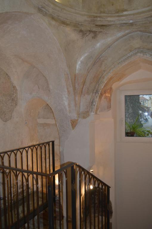 uma escada num edifício com um tecto de pedra em Domus Lina em Ravello