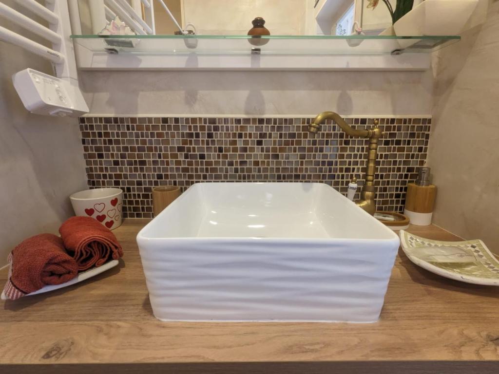 a white sink sitting on top of a counter at Havre de Paix sur la Côte Bleue in Sausset-les-Pins