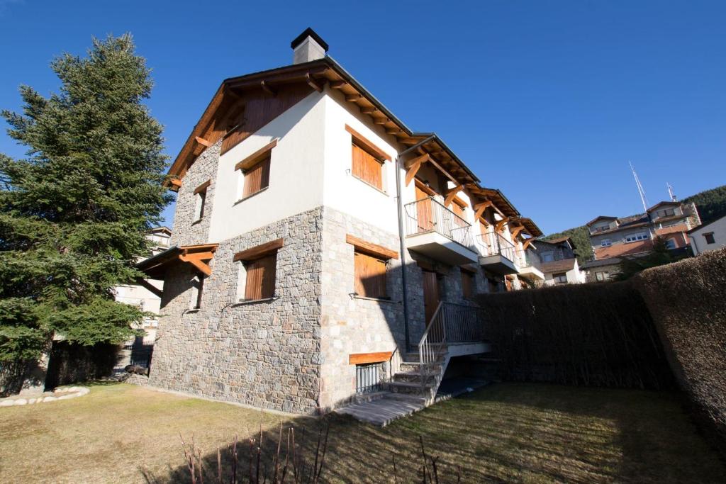 an external view of the house at Casa amb jardí Alp in Alp