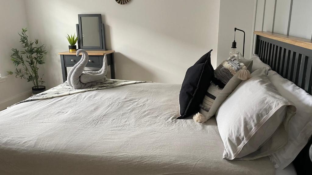 Postel nebo postele na pokoji v ubytování Harbourside, Luxurious Elegant Holiday home with Bike store - Sleeps 6