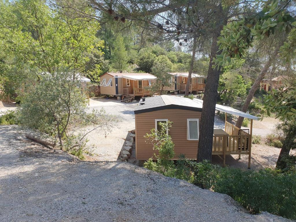 domek w lesie z mnóstwem drzew w obiekcie Camping le Cézanne Montagne Sainte-Victoire w mieście Puyloubier