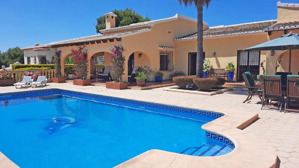 Booking.com: Luxury 4 Bed Mediterranean Villa - Beach Moments ...