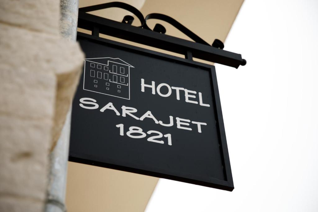 Certificato, attestato, insegna o altro documento esposto da Hotel Sarajet 1821
