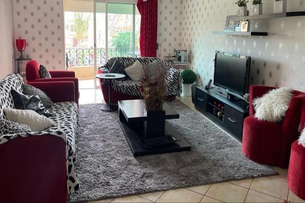 un soggiorno con 2 divani e una TV di شقة في Sidi Bouzid عطلة في مصيف رائع a Sidi Bouzid