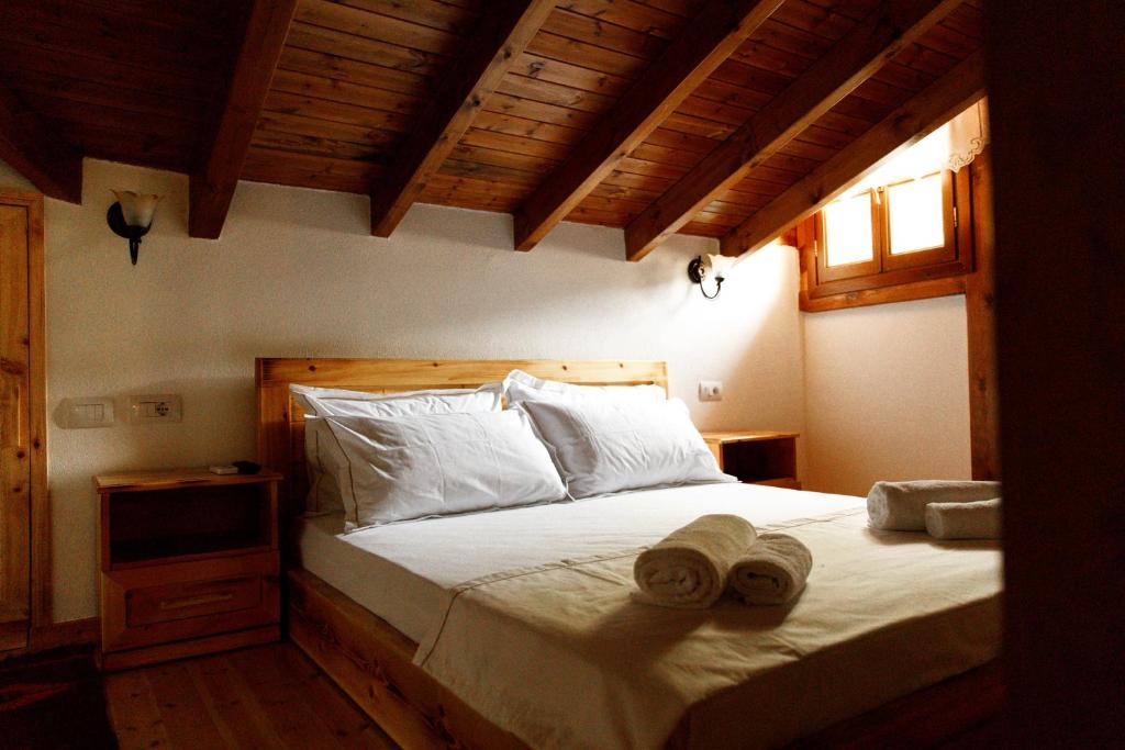 Letto o letti in una camera di Hotel Sarajet 1821
