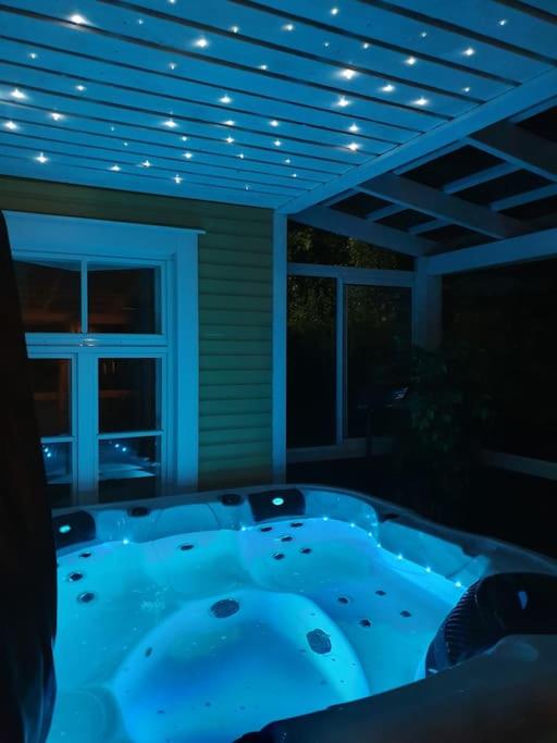 a jacuzzi tub in a backyard at night at Huvila Kyrönniemi in Savonlinna