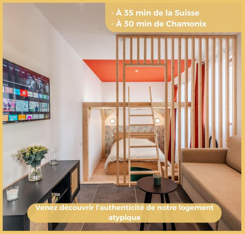 uma sala de estar com um sofá e uma mesa em Appartement T2 Unique Cluses em Cluses