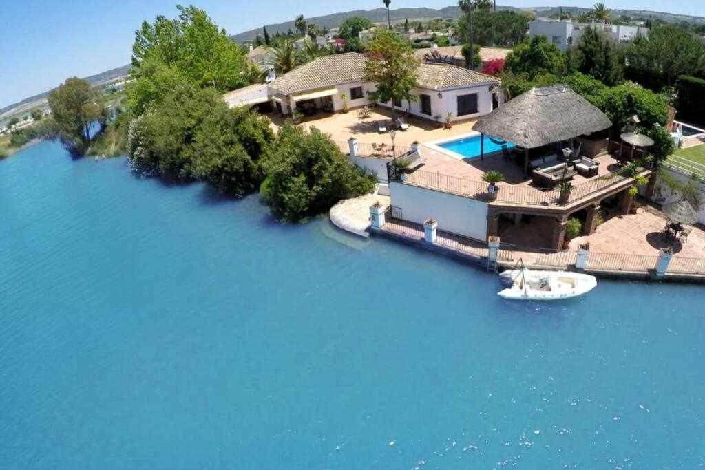 una vista aérea de una casa sobre el agua en Espectacular casa con embarcadero, en Arcos de la Frontera