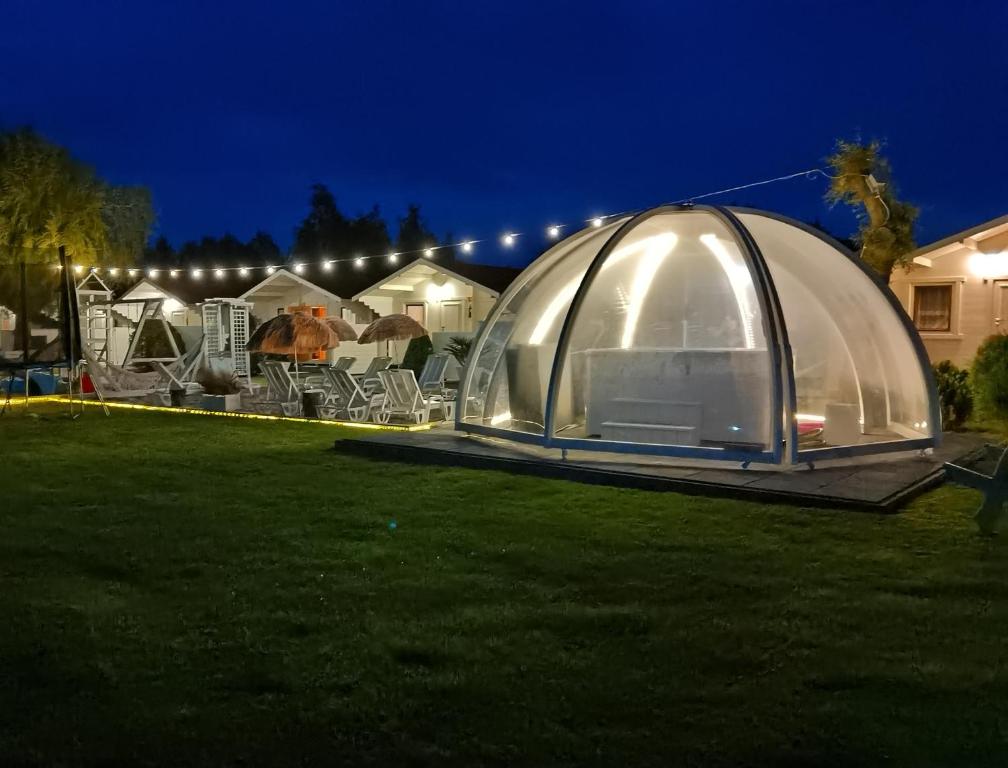 una tenda sull'erba in un cortile di notte di Pod Gruszą Wicie a Wicie