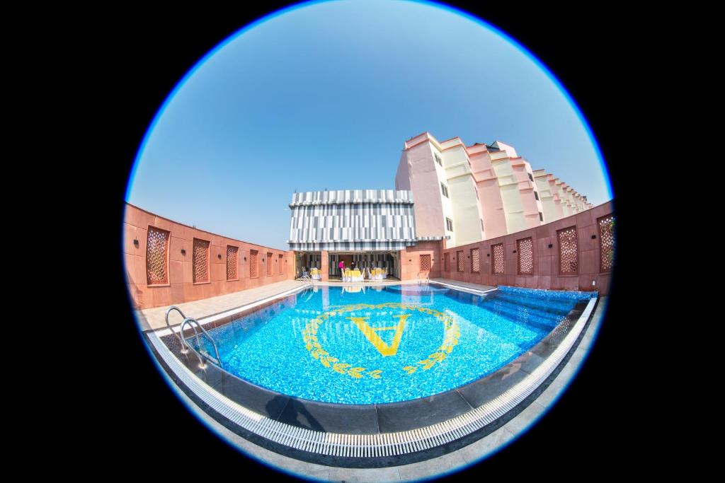 vista sulla piscina in un edificio di HOTEL ANAND INTERNATIONAL a Bodh Gaya