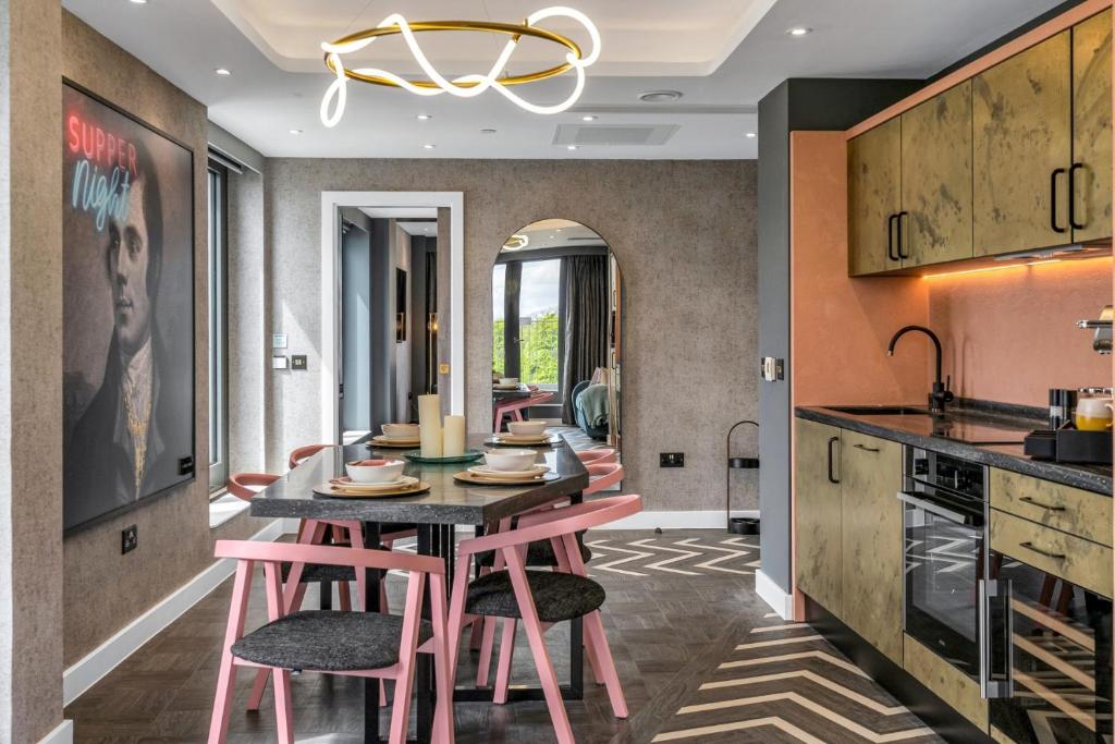 Kuchyň nebo kuchyňský kout v ubytování Roomzzz Edinburgh