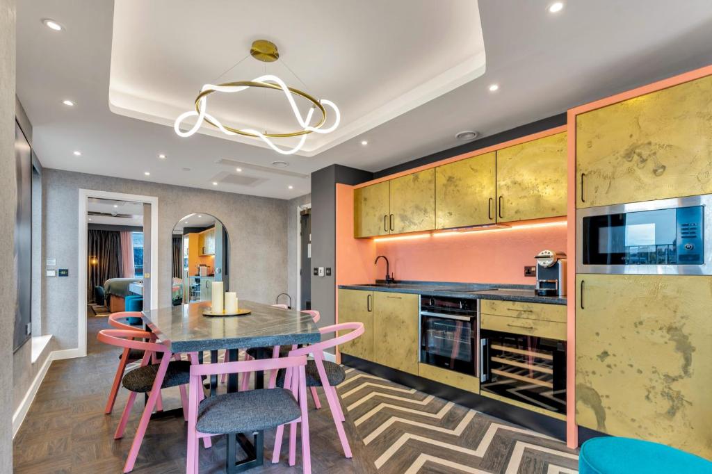 Kuchyň nebo kuchyňský kout v ubytování Roomzzz Edinburgh