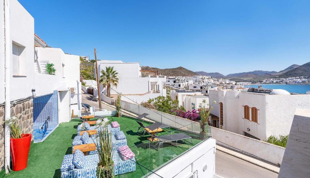 een uitzicht vanaf het balkon van een huis met gras bij Apartamentos Dulcemar Frente al Mar con zona SPA in San José