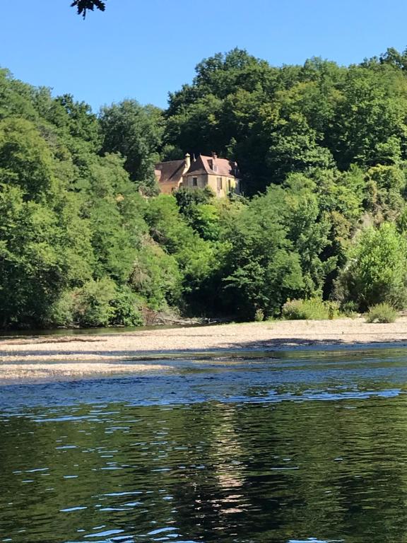 a house on the bank of a river at Le Relais des galets in Domme