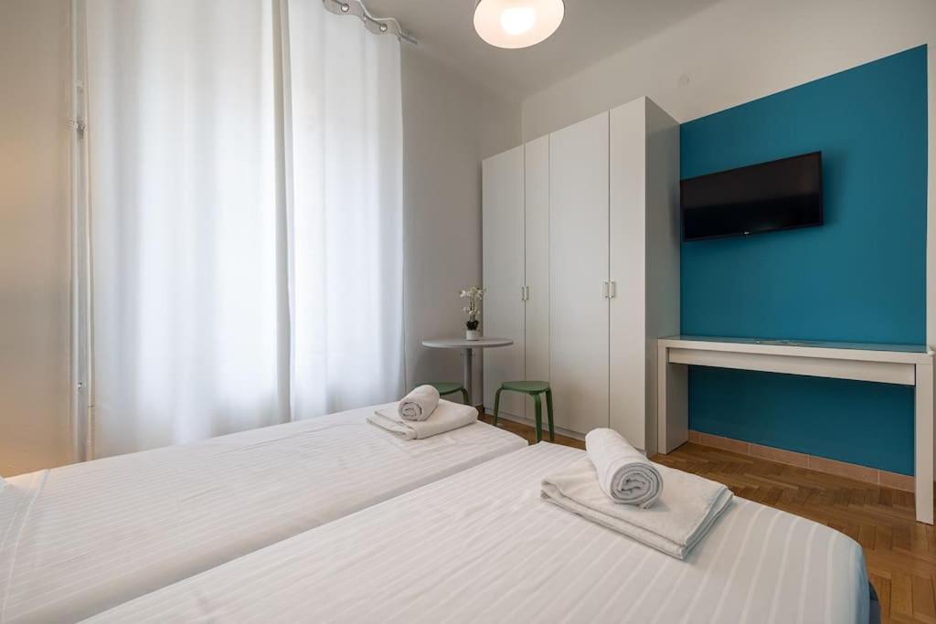 a bedroom with a large white bed with towels on it at Mia Rooms - Zimmer mit Privatbad Bozen Zentrum01 in Bolzano