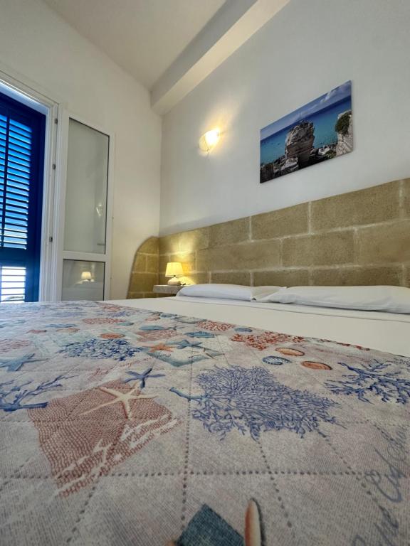 Un dormitorio con una cama con una alfombra. en Turismo Egadi - Appartamenti, en Favignana