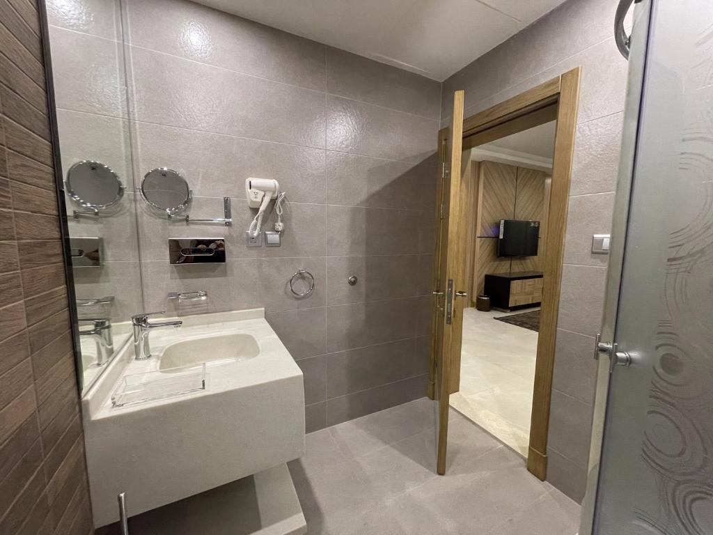 Koupelna v ubytování Mehad Stay for Self Check-In Apartment