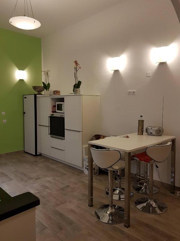 une petite cuisine avec une table et un réfrigérateur dans l'établissement Haut Standing, à Ajaccio