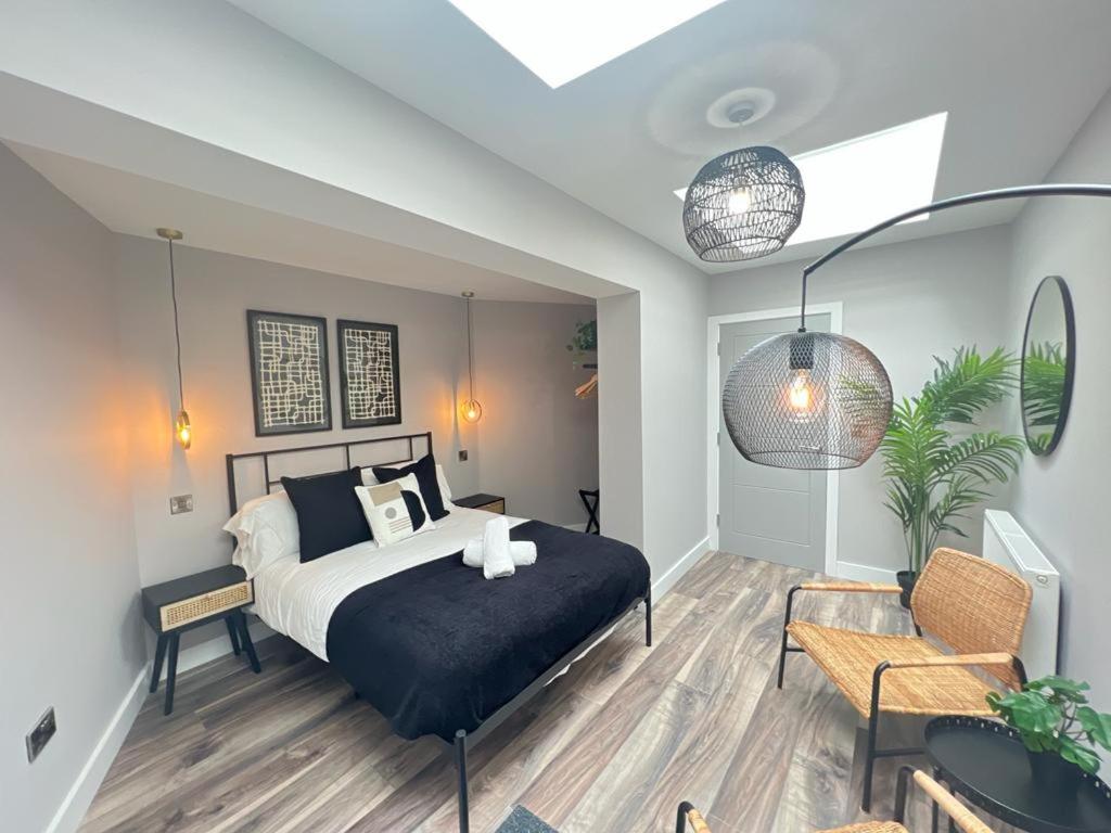 Postel nebo postele na pokoji v ubytování Stylish modern central Belfast apartment perfect location free parking