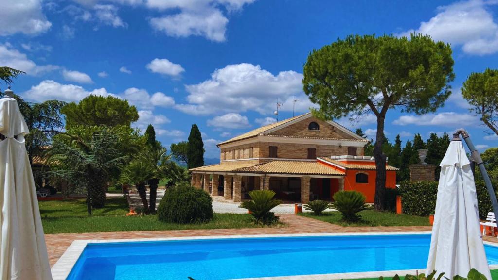 een villa met een zwembad en een huis bij Casale Monte Amato in Tornasano