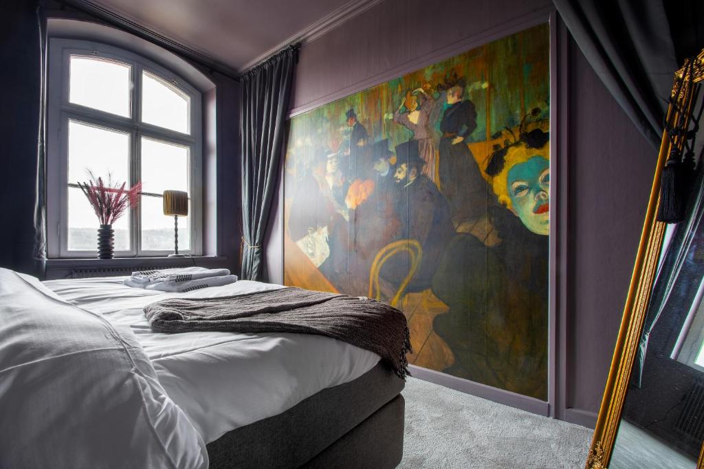 Hotel Montagne في Åmmeberg: غرفة نوم مع لوحة كبيرة على الحائط
