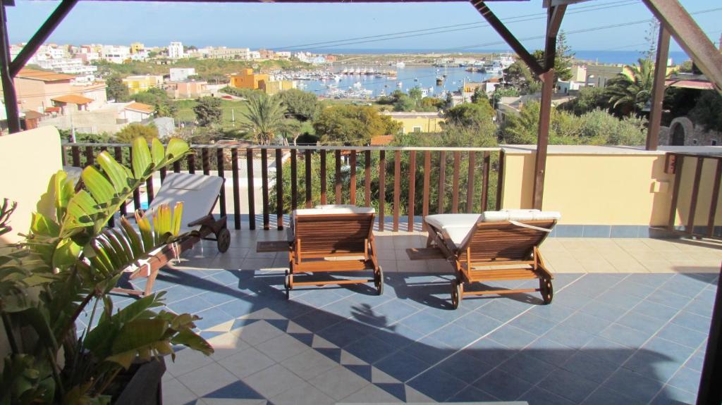 A balcony or terrace at Le Anfore Hotel - Lampedusa