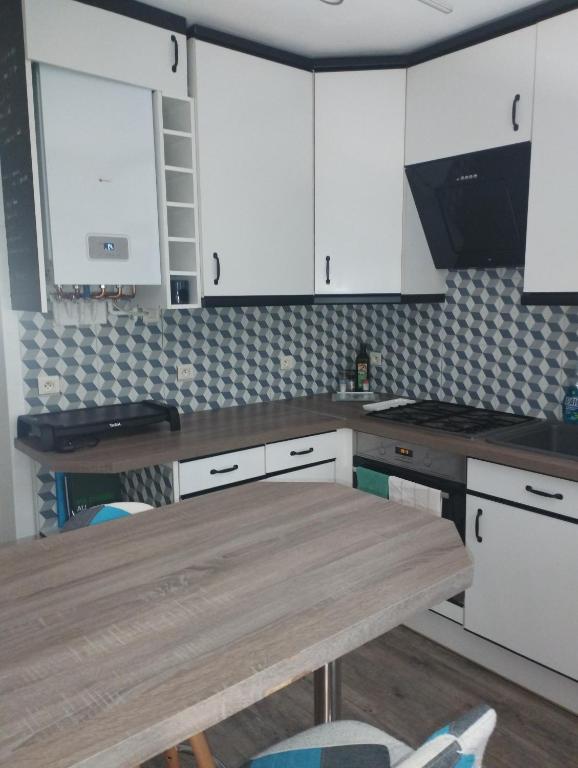 &Eta; &kappa;&omicron;&upsilon;&zeta;&#x3AF;&nu;&alpha; &#x3AE; &mu;&iota;&kappa;&rho;&#x3AE; &kappa;&omicron;&upsilon;&zeta;&#x3AF;&nu;&alpha; &sigma;&tau;&omicron; charmant appartement 3 pi&egrave;ces