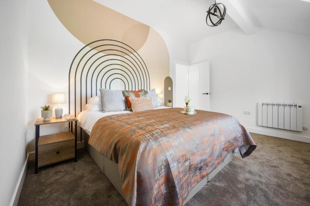 מיטה או מיטות בחדר ב-Ideal Lodgings In Urmston