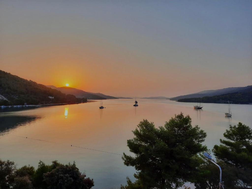 un fiume con barche al tramonto di APARTMENTS MARINA a Marina