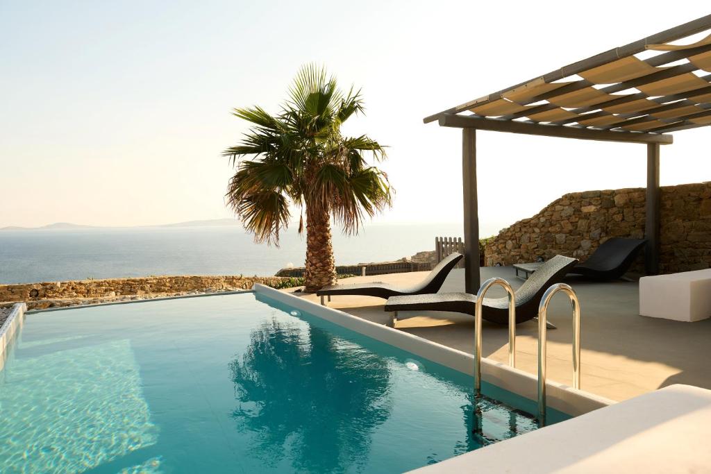 una piscina con vista sull'oceano di Villa Alitis by Mykonos Rocks a Mykonos Città