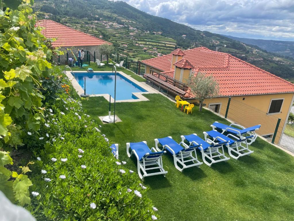 uma vista aérea de um pátio com cadeiras e uma piscina em Quinta do Sonho em Resende