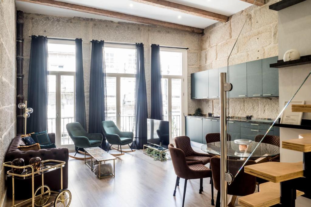 un soggiorno con tavolo e sedie di Casa MIMOSA Vigo a Vigo
