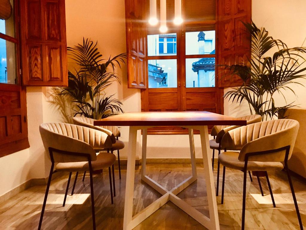 una sala da pranzo con tavolo e 2 sedie di Fántastica vivienda en el pleno corazón de Granada a Granada