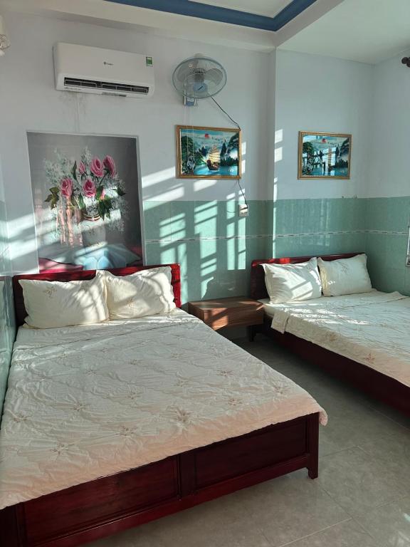 Giường trong phòng chung tại Minh Ha Hotel